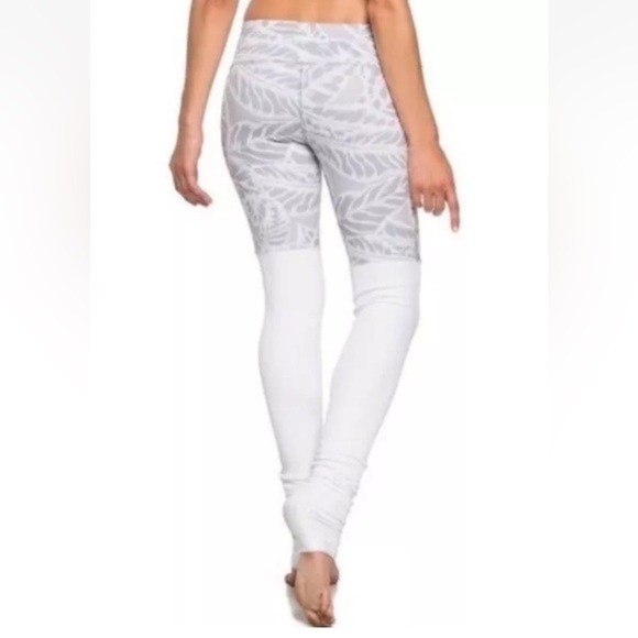 ALO Yoga Goddess Leggings in Palm Springs Print - Picture 5 of 12